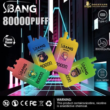 Vier kleurrijke Sbang wegwerp-vape-apparaten, elk met een ander geïllustreerd apengezicht, tegen een futuristische neonachtergrond met tekst over 80.000 trekjes, drie smaken, Type-C-opladen en dubbele mesh-functie, naast gezondheidswaarschuwingen en certificeringslogo's.