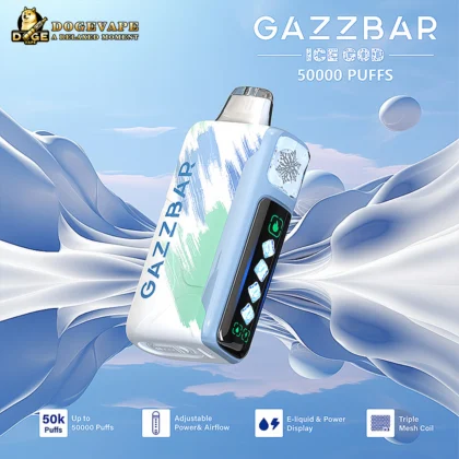 Gazzbar Ice God Vape-Gerät mit Eiswürfelsymbolen auf dem Display, schwebend in einer blau-weißen abstrakten Eislandschaft, mit Text, der 50.000 Züge hervorhebt, einstellbarer Leistung und Luftstrom, E-Liquid- und Leistungsanzeige und Triple-Mesh-Coil-Funktionen, neben dem Dogevape-Logo mit einem Shiba Inu-Hund.