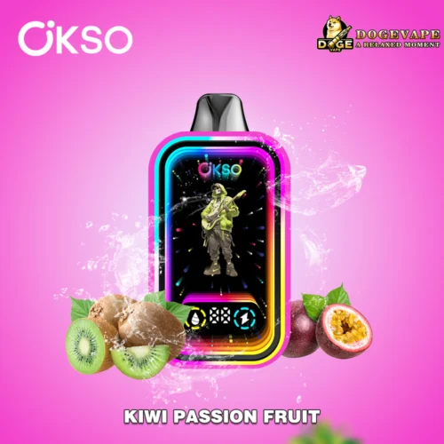 Appareil de vapotage Okso coloré avec l'image d'une personne tenant une guitare sur son écran, entourée de liquide éclaboussant et de moitiés de kiwi et de fruit de la passion frais, sur un fond rose avec les logos Okso et Dogevape et le texte « Kiwi Passion Fruit ».
