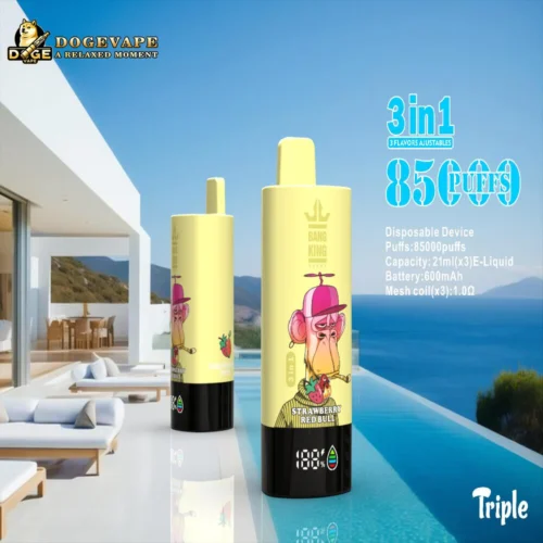 Due dispositivi di svapo usa e getta gialli con grafica di una scimmia e una fragola, posizionati a bordo piscina con vista mare, con testo su aromi 3 in 1, 85.000 tiri e specifiche tra cui capacità di 21 ml e batteria da 600 mAh.