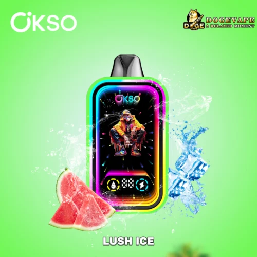 Un appareil de vapotage coloré étiqueté Okso avec un graphisme d'une personne portant une veste jaune et des reflets arc-en-ciel sur un fond vert, entouré d'éclaboussures d'eau, de glaçons et de tranches de pastèque, avec le texte Lush Ice et la marque Dogevape