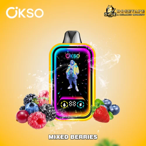 Appareil de vapotage Okso coloré avec un personnage à l'écran entouré d'éclaboussures d'eau et d'un assortiment de baies mélangées sur fond jaune, avec les logos Okso et Dogevape.