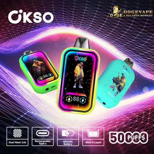 Trois appareils de vapotage Okso vibrants avec des bordures néon colorées et des images de personnes sur leurs écrans, sur un fond numérique dynamique avec des lignes de maille et une lueur ; comprend la marque et les icônes de fonctionnalités pour la bobine à double maille, le type C rechargeable, la batterie 850 mAh, le e-liquide 40 ml et 500 bouffées.