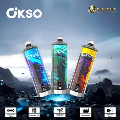 Trois appareils de vapotage de marque OKSO avec des peaux vibrantes et texturées en bleu, bleu sarcelle et jaune-orange, sur fond de paysage rocheux avec une lumière bleue brillante à la base, accompagnés d'icônes indiquant des fonctionnalités telles que le Type-C rechargeable, la bobine à triple maille, le flux d'air réglable, la capacité d'e-liquide de 40 ml et la batterie de 1100 mAh.