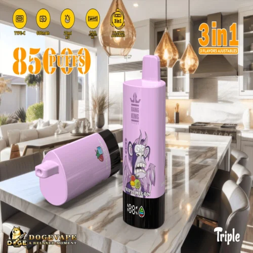 Due dispositivi monouso Purple Bang King Triple Melon su un tavolo di marmo da cucina, uno in posizione verticale con un gorilla viola arrabbiato e l'altro sdraiato con l'icona di una fragola, con testo che indica 850 tiri, batteria da 600 mAh, e-liquid da 21 ml, ricarica di tipo C, 3 aromi regolabili e il marchio "Dogevape, A Relaxed Moment".