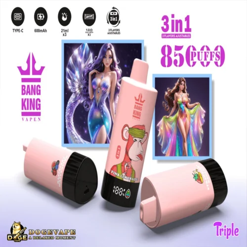 Tre dispositivi Pink Bang King Vape con base nera, uno con l'illustrazione di una scimmia in stile cartoon e la scritta Pink Lemonade, sullo sfondo immagini di due donne in stile fantasy con volti sfocati e abiti colorati, insieme a icone che indicano la ricarica di tipo C, batteria da 600 mAh, capacità di 21 ml, 100 bobine Dual Mesh e 3 aromi regolabili con capacità di 8500 tiri.